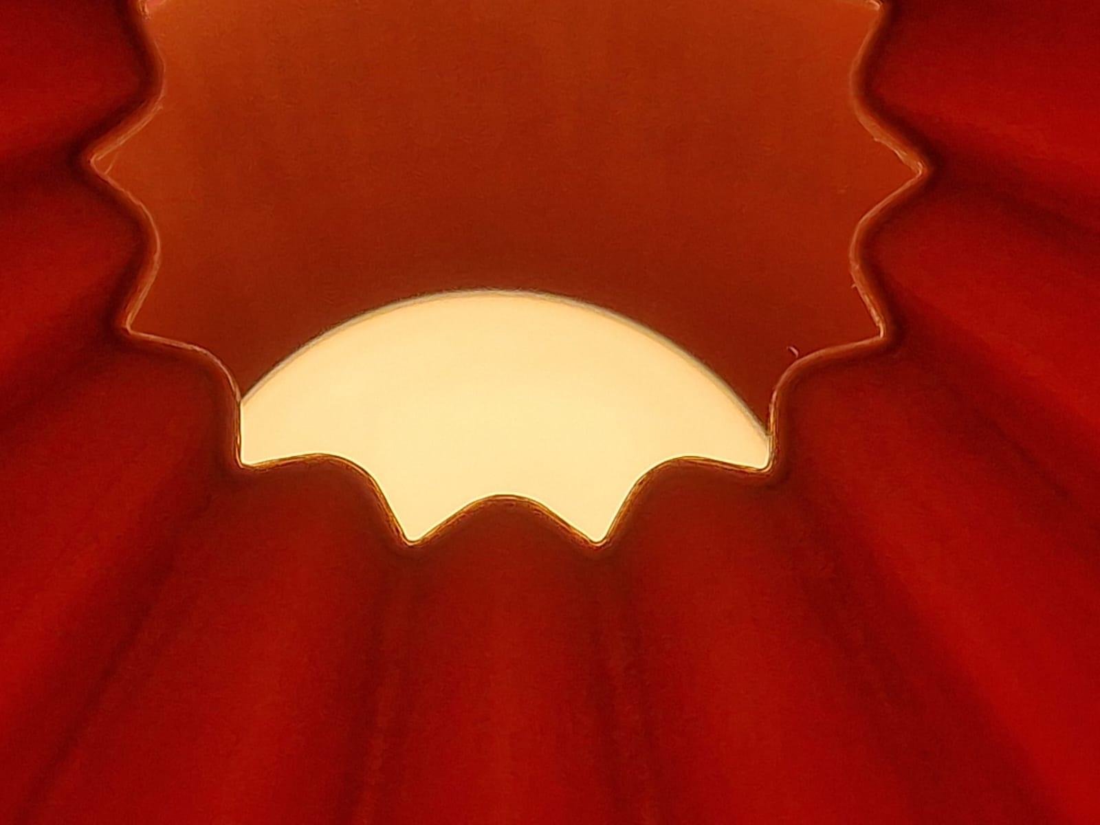 Interior de la pantalla con la luz asomando por la abertura dentada