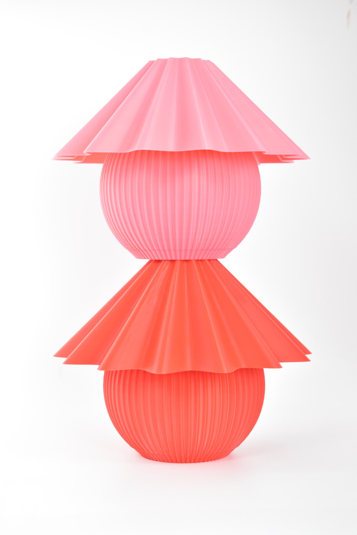 Dos Penélope apiladas, rosa sobre rojo