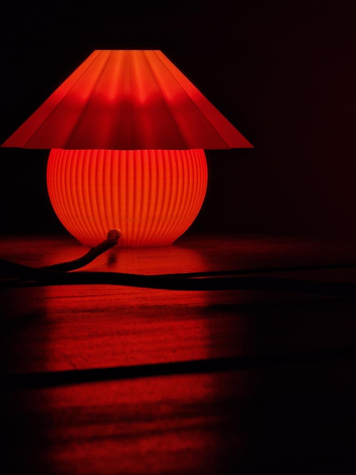 Penélope roja encendida reflejada sobre la mesa