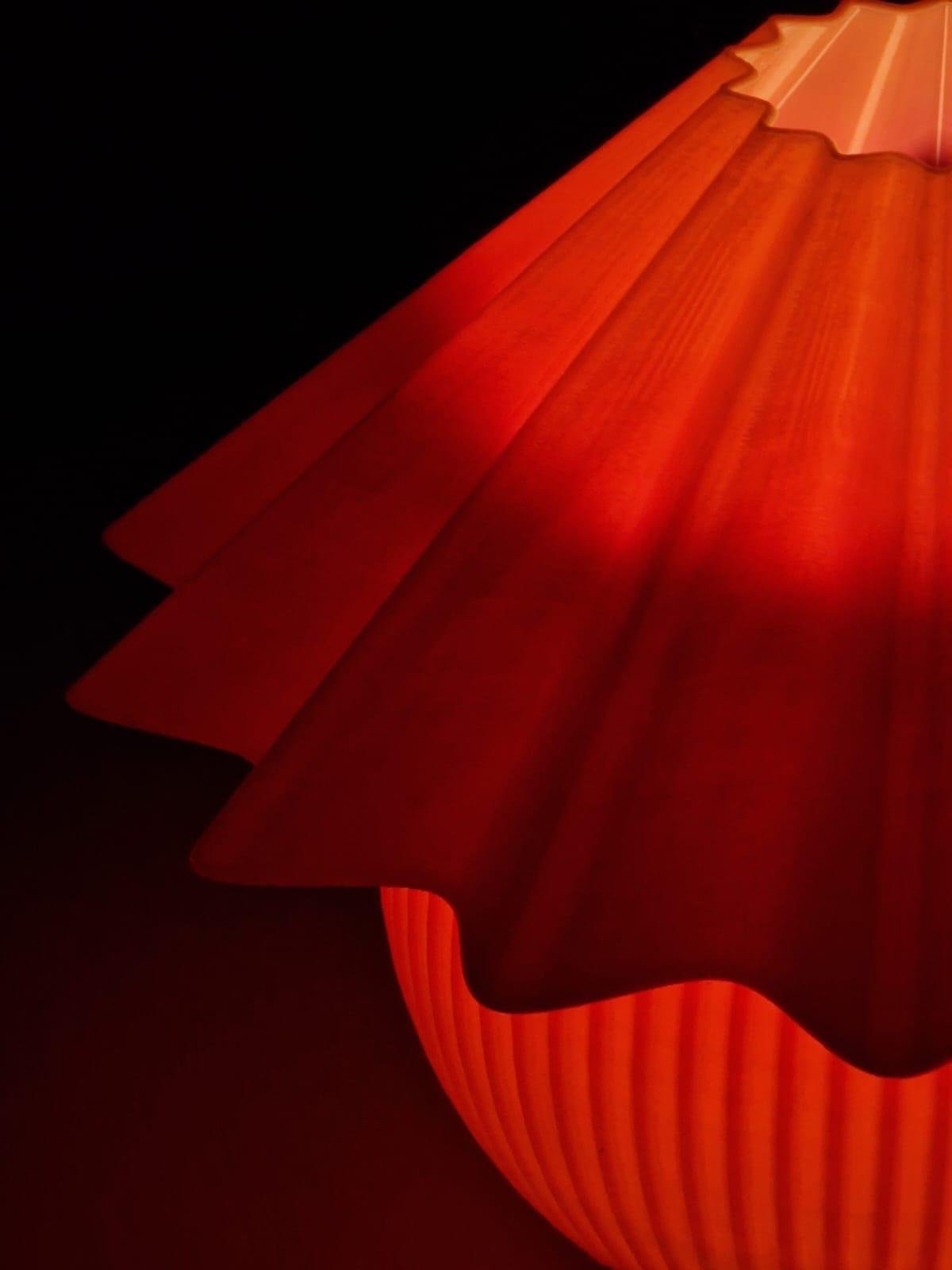 Detalle de los pliegues de la pantalla encendida